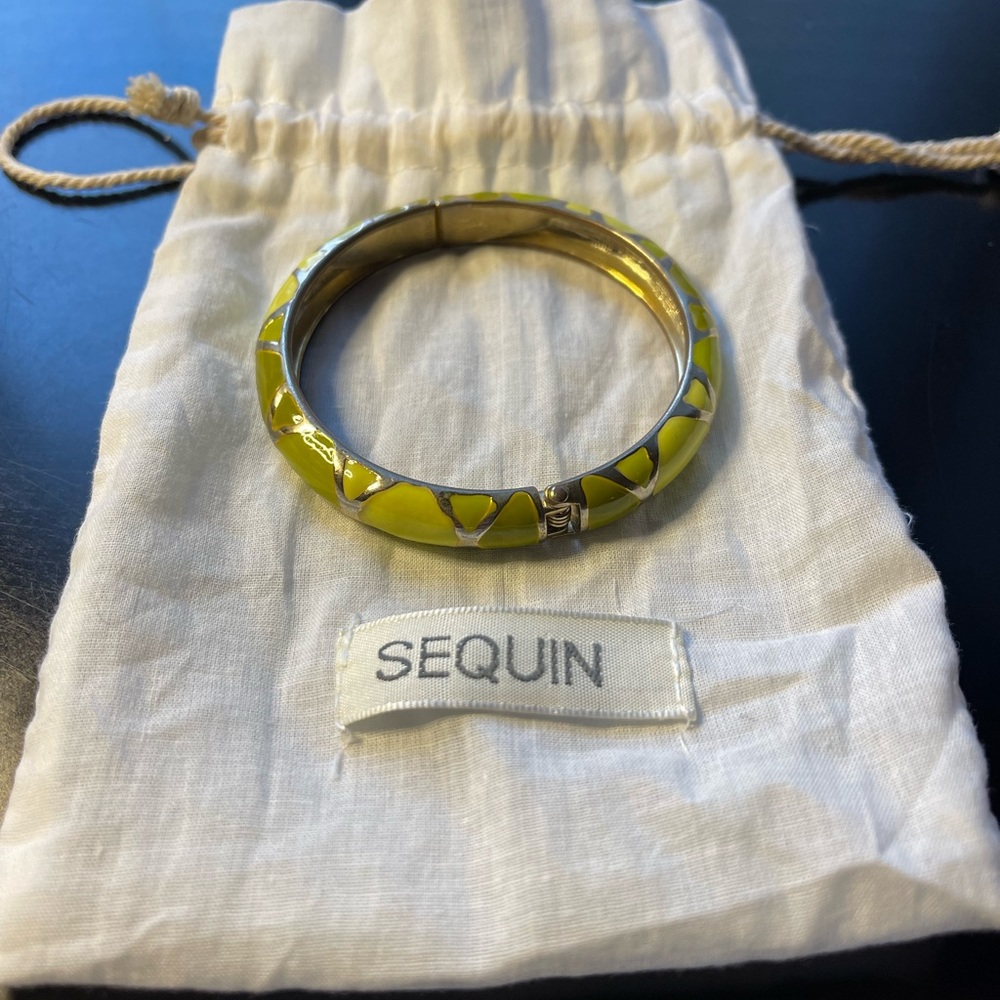 BRACELET